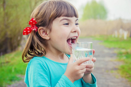 儿童杯水。选择性焦点