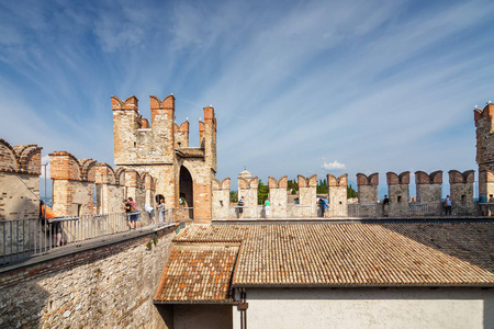 乐观的观点的城堡在意大利伦巴第大区区域加尔达湖堤西尔米奥内罗卡