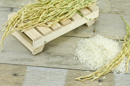 裁剪图像，水稻在木桌子上，白米饭与水稻桩桩