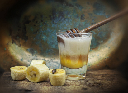 蜂蜜和卷蜂蜜和香蕉, 黄铜板材生锈的复古背景照片