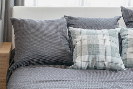 在现代居室室内灰色和选中绿色枕头