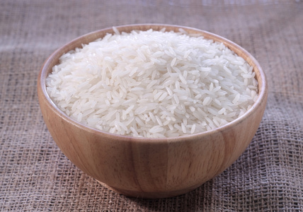 在一个木碗米饭