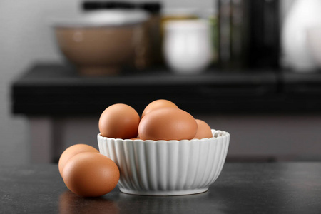 生鸡蛋在碗里