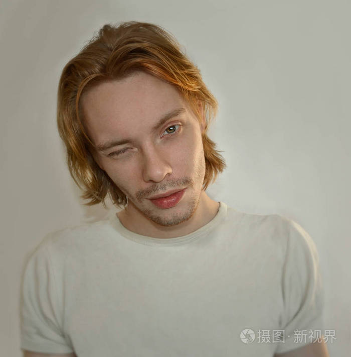 在柔和的颜色的年轻人眨眼肖像照片-正版商用图片0n2u9n-摄图新视界