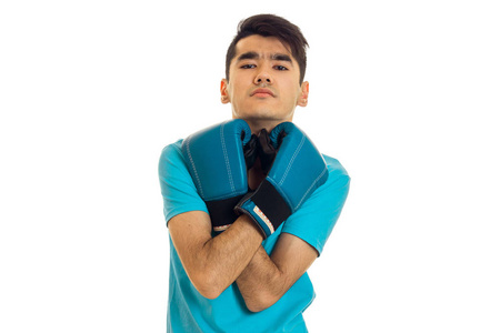 英俊的体育乔装在蓝色的拳击手套，在白色背景上孤立的工作室