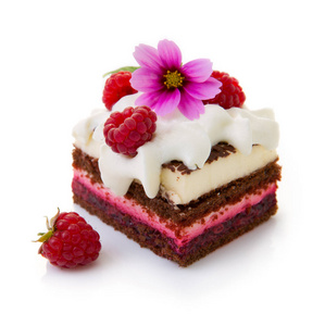 巧克力蛋糕配白色背景上孤立的新鲜树莓