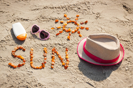 词和形状的太阳，太阳镜，太阳洗剂和稻草帽子海滩，夏天时间在沙滩上