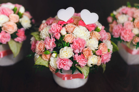 白色和粉红色的玫瑰花安排在黑暗的背景。婚礼仪式