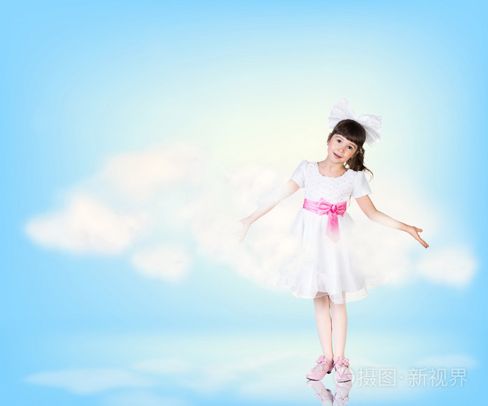 天上的云的小女孩