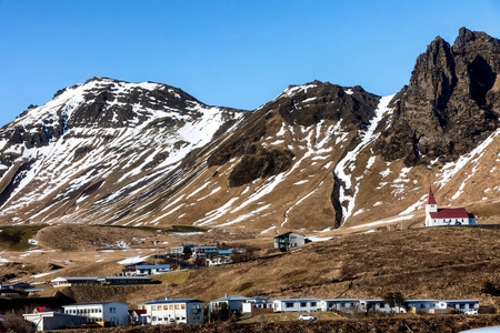 教会在 Vik，冰岛南部小镇的小山上