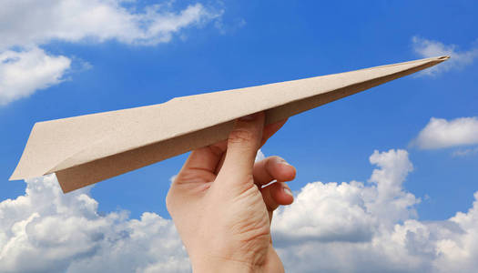 飞机火箭纸在手在云彩天空背景