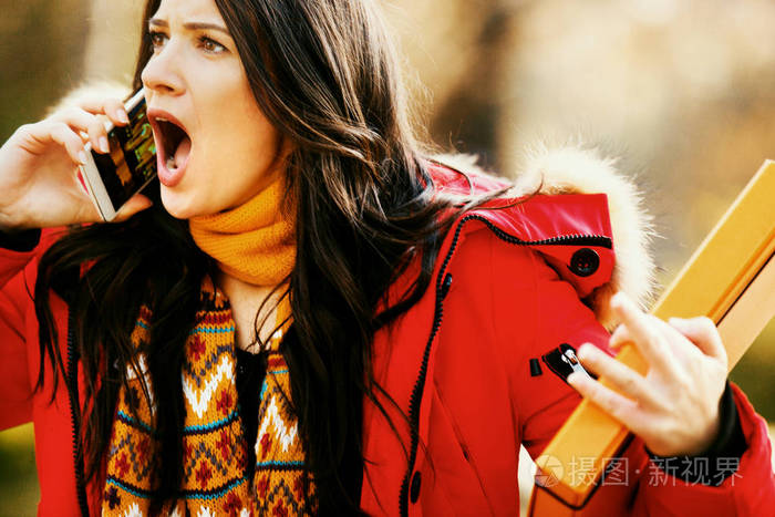 愤怒的年轻女人的肖像