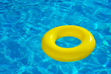 在游泳池中漂浮的充气管