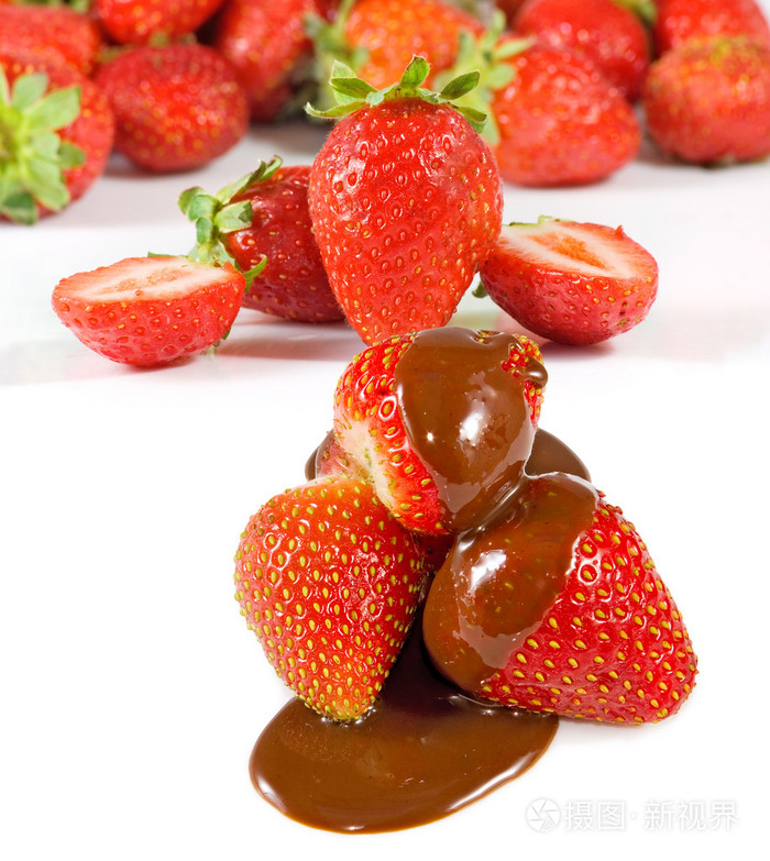 在白色背景上的巧克力草莓成熟