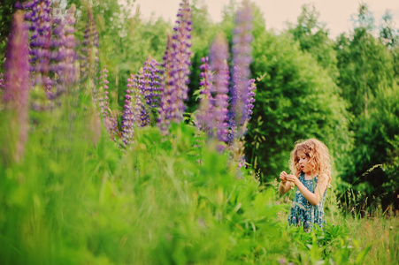 女孩探索自然与百叶窗学习夏季假期