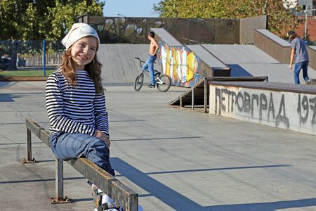 快乐的小女孩，在滑板公园