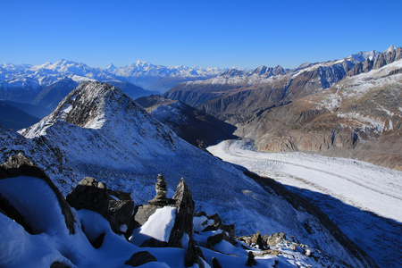 阿莱奇冰川和远景的马特宏峰 Weisshorn 和其他高山