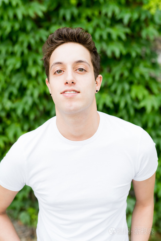 年轻英俊的白种男人