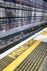 注意伦敦地铁站的间隙标志