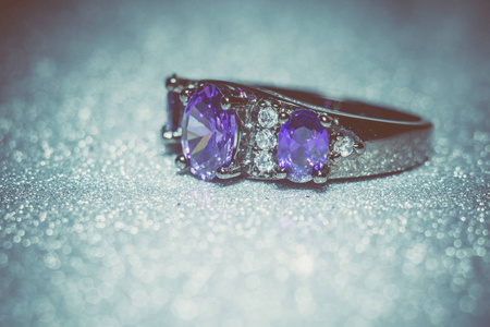 带紫色锆石复古银戒指