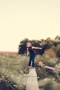 一个年轻女孩在农场里玩得很开心。