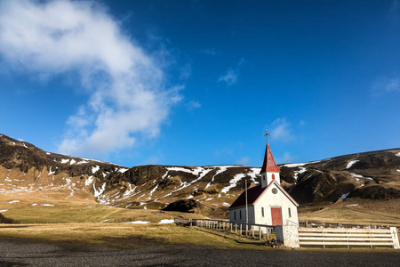 典型的冰岛教会的看法在山旁边