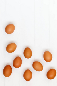 新鲜或原始的棕色鸡蛋在白色木质背景, 顶部视图, 佛罗里达州
