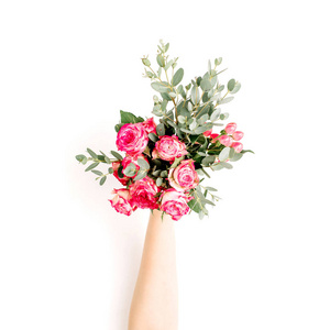 Flatlay 女性手捧玫瑰花和桉树花束在白色背景。平躺, 顶视图弹簧博客英雄标题背景