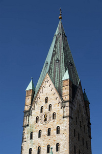 帕德博恩教堂钟楼的天主教大教堂 古迹 蓝蓝的天空