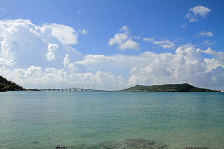 Hamahiga 大桥在 Uruma, 冲绳, 日本