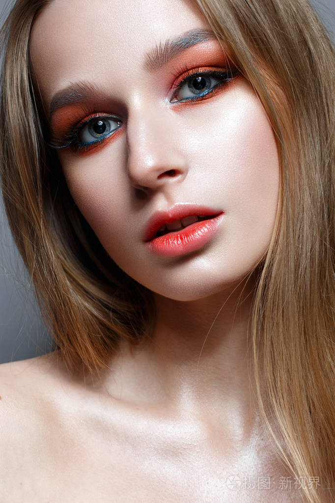 美丽的金发模特与闪亮完美的皮肤.美丽的脸.相片在演播室被采取