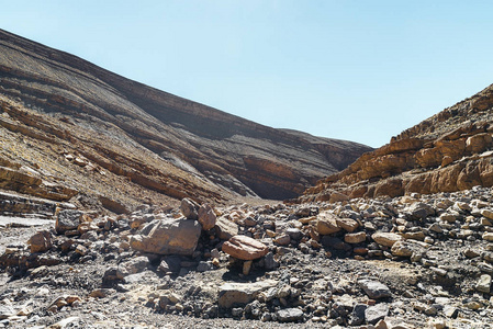 干燥岩石多山的沙漠