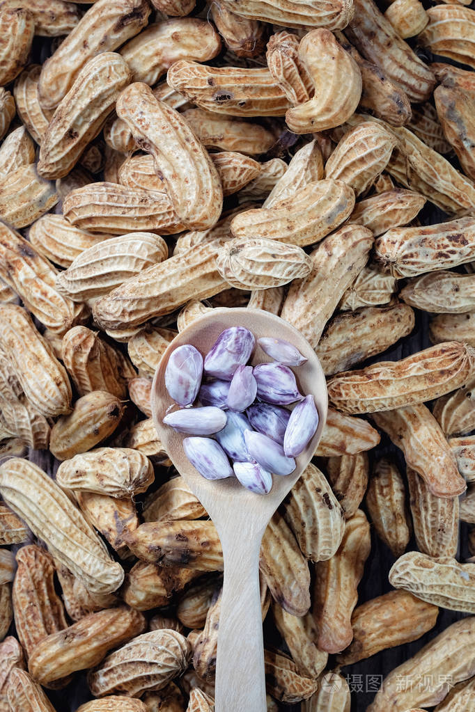 花生在木质背景上的特写