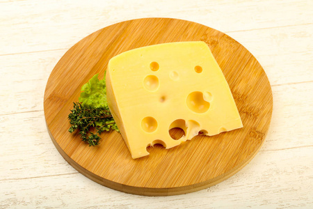 一块奶酪比木制的板