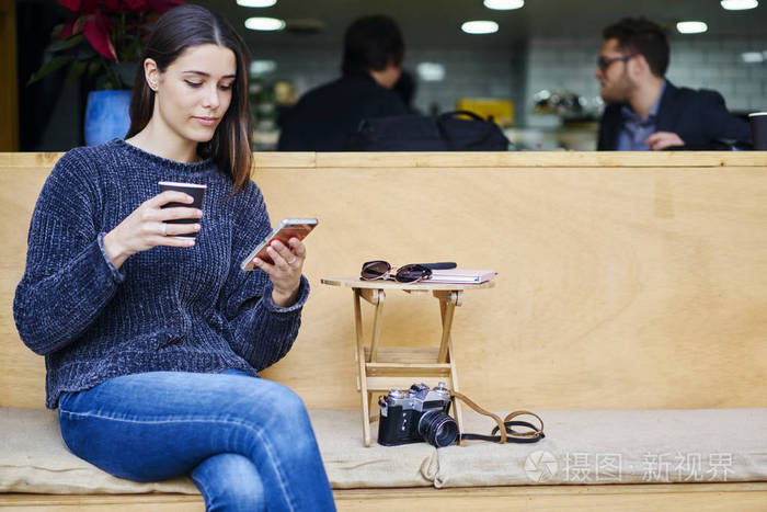 集中的年轻的时髦女孩聊天在社交网络上的咖啡休息时, 露台与 wifi 上网。年轻女性博客上传多媒体文件周末在咖啡馆休息