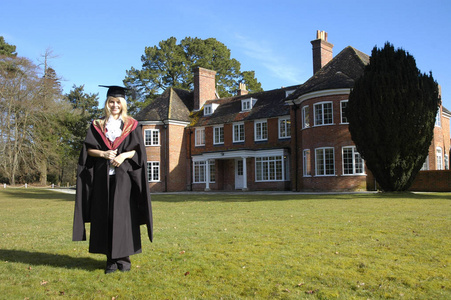 毕业帽和穿着长袍，威塞克斯技术学院，艾舍斯特，英国
