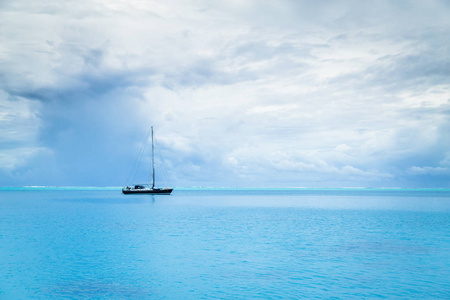 海洋中的孤帆图片