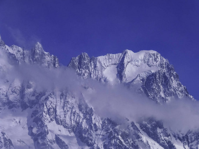 白雪覆盖的群山与云彩