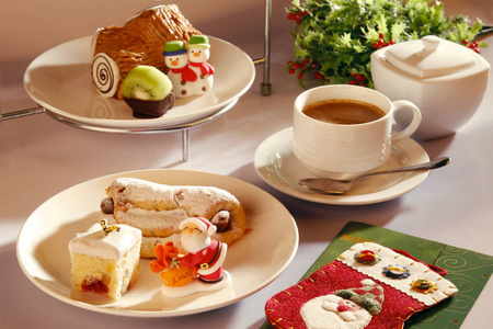 下午茶放在咖啡厅或餐厅桌上照片
