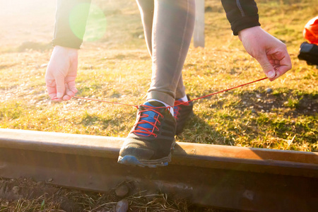 年轻女子赛跑者绑鞋带副本空间 健康的生活方式与体育理念