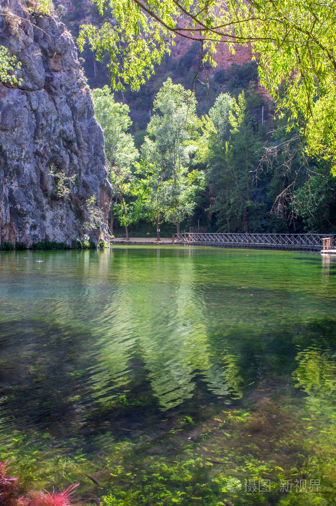 清楚的镜子湖的风景