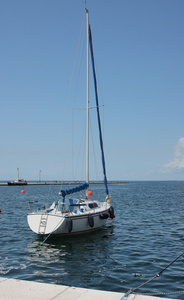 一艘帆船在意大利的里雅斯特港停泊在夏季的一天