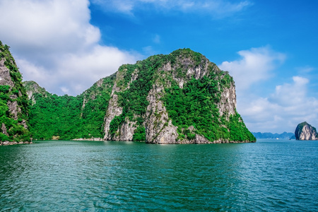 在下龙湾的海和山群岛图片