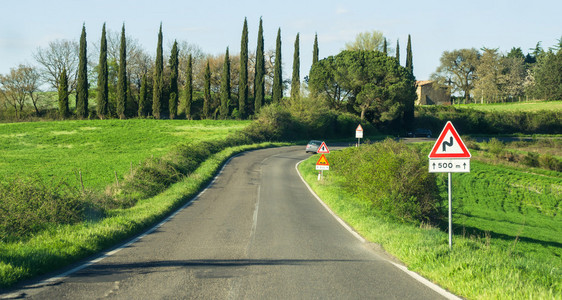 驾驶道路弯曲路标指示曲线图片