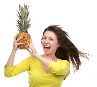 白种人女人抱着菠萝水果微笑健康快乐