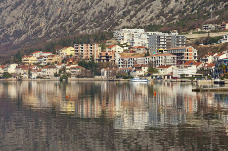 Dobrota 镇的住宅区反映在水中。黑山, Kotor 湾