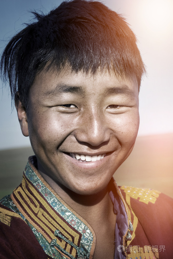 身穿传统服装的蒙古人