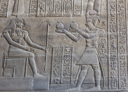 古埃及神庙墙上的象形文字雕刻图片