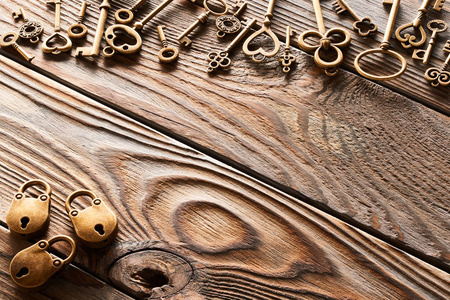 木制背景的各种金属钥匙和锁