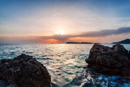 美丽的海景，附近杜布罗夫尼克市在日落时的亚德里亚海